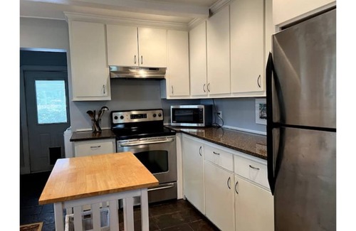 North Charleston House | The Grayson~Park Circle Home with HUGE Yard~15 min to Downtown Charleston