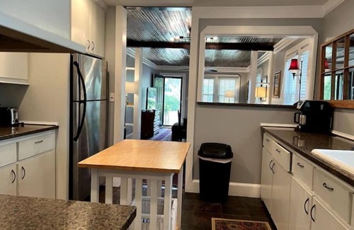 North Charleston House | The Grayson~Park Circle Home with HUGE Yard~15 min to Downtown Charleston