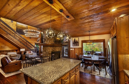 Blue Ridge House | The Great Getaway~LUXURY Resort-Style Lodge~Sleeps 14~near Toccoa River~10 mins. to Blue Ridge