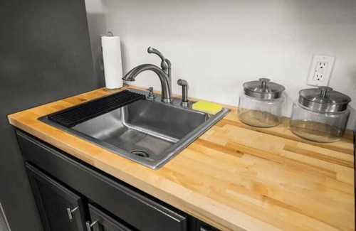 Washington Apartment | The Green Door - Cozy Stay by the Square Pubs & Cafe