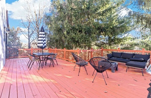 Roselawn Finance House | The Green Escape in Oakley 2 bed 1 bath