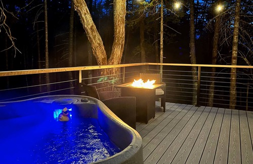Valley Road Cottage | The Green Haven Dome - Secluded lakeview w/hot tub - 20 mins from St. Andrews!