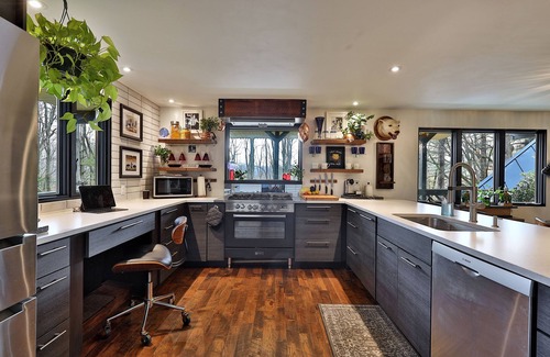 Killington House | The Green House: Killington's Most Unique Ski Home. Close to Resort. Hot Tub. Upper Unit