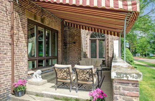 Jamestown Bed & Breakfast | The Green Room at The Oaks Hotel-Queen Size Bed
