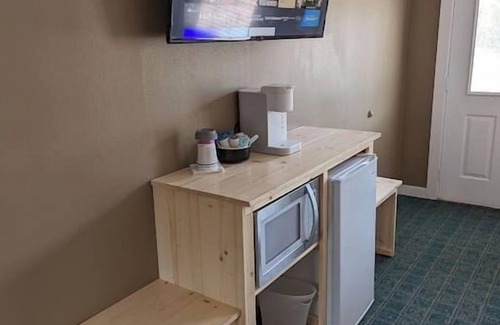 Munising Hotel | The Greenland Motel - Room No. 6