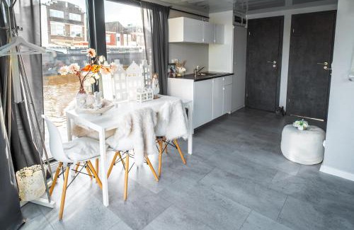 Zwartsluis Apartment | The Grey Pearl Houseboat