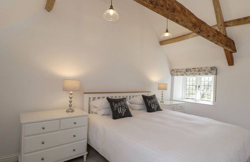 Malmesbury Cottage | THE GROOMS FLAT, romantic, character holiday cottage in Sherston