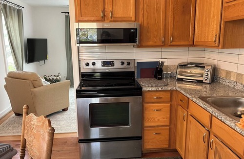 Jefferson Park Avenue House | The Grove: Comfy living in Cville Brand New!