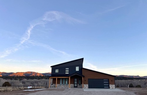 Hatch House | The Grove - Secluded Tree Grove Stay, Red Mountain Views, Hot Tub, Zion & Bryce