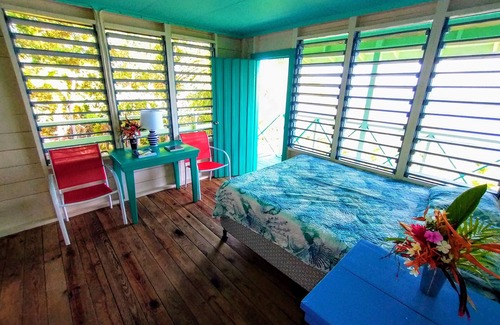 Guanaja Resort | THE GUANAJA ROOM B & B PACKAGE IN A BEACHFRONT CARIBBEAN BOUTIQUE RESORT