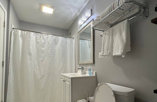 Ohio City Apartment | The Guest House in Ohio City - Mehmaan Khana