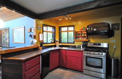 Tofino House | The Hacienda on South Chesterman. One minute walk to the beach. Relax and Unwind