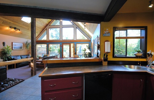 Tofino House | The Hacienda on South Chesterman. One minute walk to the beach. Relax and Unwind