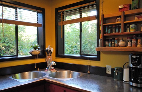 Tofino House | The Hacienda on South Chesterman. One minute walk to the beach. Relax and Unwind