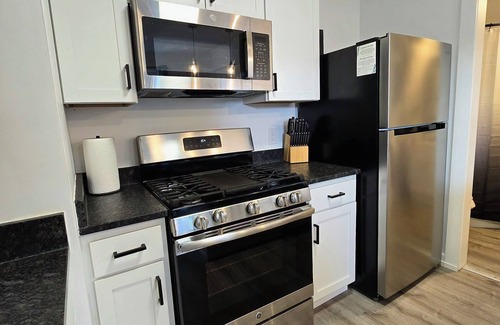 Bunkers Cove Apartment | The Hamilton Studio! close to Downtown & Dinning, Fast WIFI, HBO Max Included