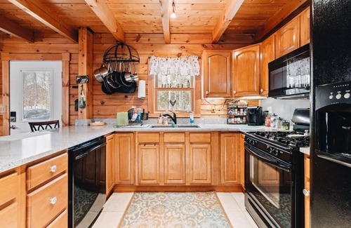 Warren Cabin | The Hansberry Cabin - Forest Setting - Hiking & ATV Trails - Lake - Pond - River