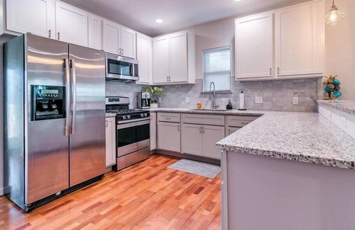 Guthrie House | The Happy Home // WIFI // SLEEPS 8