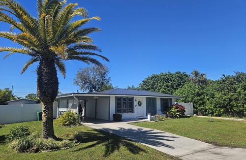 Port Charlotte House | The Happy Place! Hot tub! Life-size chess! 7min to Port Charlotte Beach!