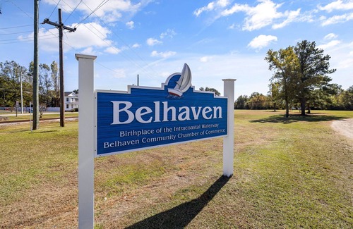 Belhaven House | The Haven in Belhaven NC, Waterfront with private dock, steps from town center.