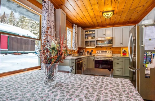 Rangeley House | The Haven on Hunter Cove - Charming and comfortable log home on Rangeley Lake