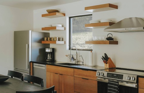 Emigrant House | The Hawk. Horse Creek Cabins. Lux 2 bed/2 bath with King bed, AC, Creek Front