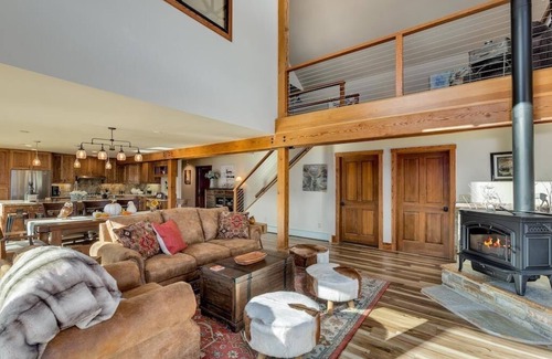Markleeville Cabin | THE HAWK'S NEST RETREAT - A Stunning Family and Corporate Retreat
