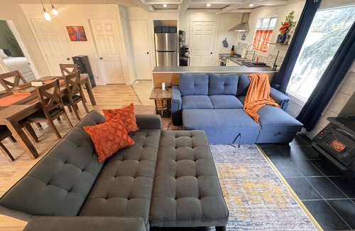 Hinton House | The Hidden Gem - Large Patio, Fire Pit & Outdoor Seating + King & Queen Beds