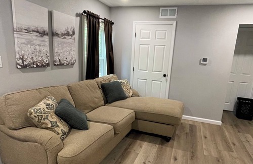 Farmington House | "The Hideaway 2" Charming 2-bedroom house in delightful Farmington with WiFi, AC