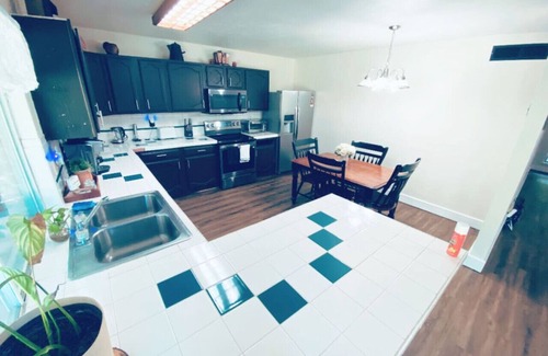 Humble Apartment | The Hideaway 4B/2B House- 10min from IAH