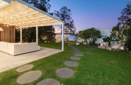 Bonnells Bay Apartment | The Hideaway- a unique laid-back-lux, absolute waterfront