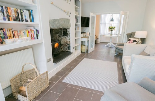 Beaumaris Cottage | The Hideaway Beaumaris - a near a pub that sleeps 12 guests in 6 bedrooms