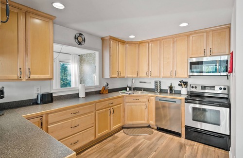 Mount Jackson Cabin | The Hideaway l 4 BR l Hot Tub l Fire Pit l Game Room l .5 miles to Bryce Resort