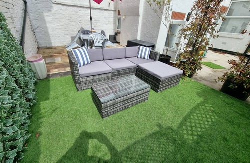 Southport Apartment | The Hideaway ll/private garden/Quiet/Central