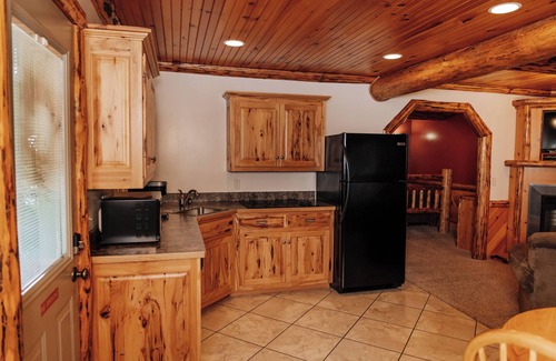 Dundee Cabin | The Hideaway Suite: Cozy, Lodge Suite in Amish Country, Ohio