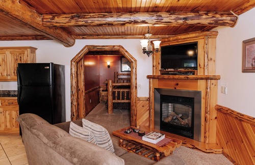 Dundee Cabin | The Hideaway Suite: Cozy, Lodge Suite in Amish Country, Ohio