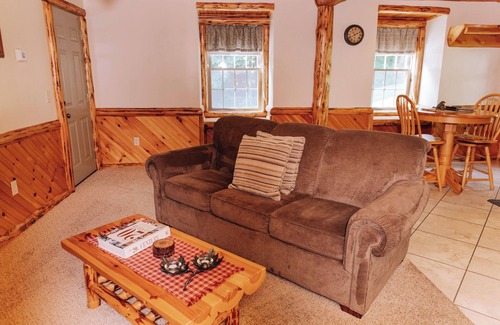 Dundee Cabin | The Hideaway Suite: Cozy, Lodge Suite in Amish Country, Ohio