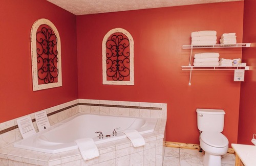 Dundee Cabin | The Hideaway Suite: Cozy, Lodge Suite in Amish Country, Ohio