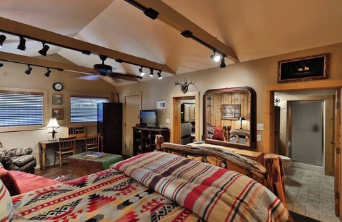 Sayles Blvd. Area House | The Hideout - A Sayles Ranch Guesthouse