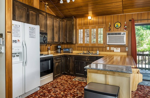 Groveland House | The Hideout - Pet Friendly - The Perfect Spot for a Relaxing Yosemite Vacation by Yosemite Region Resorts
