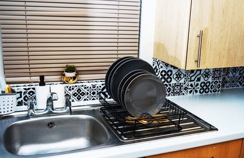Northampton House | The Highfield Villa, Northampton Centre, Sleeps 10