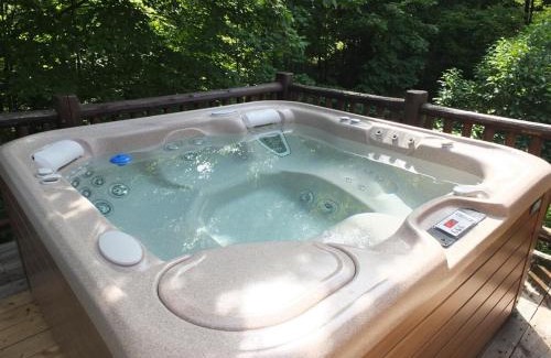 Beulah House | The Hillside Hideaway At Crystal Lake - Great Spa!