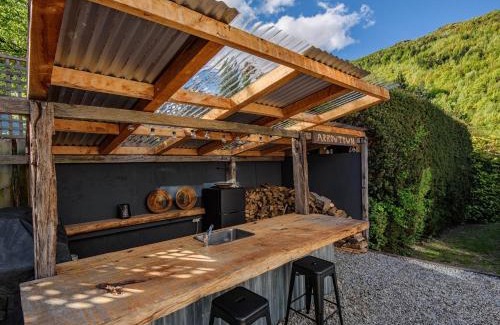 Arrowtown House | The Hillvue with Spa - Arrowtown Holiday Home