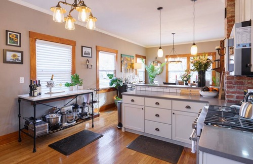 Russell House | The historic Mahoney House in Russell is ideal for families and large groups.