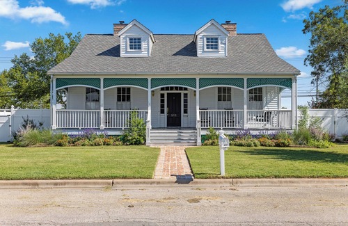 Giddings House | The Historic York House in Giddings - 4 bedrooms - 2 bathrooms - Pet Friendly