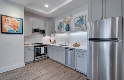 River District Apartment | The Hive 102 King Balcony Pet Friendly by BlueStar