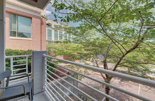 River District Apartment | The Hive 102 King Balcony Pet Friendly by BlueStar