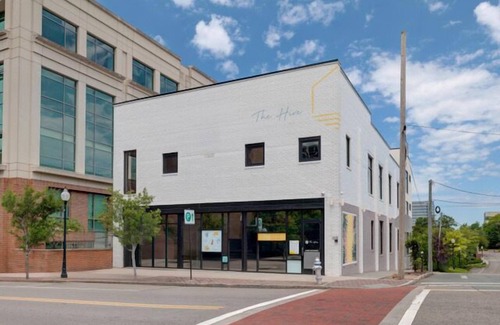 River District Apartment | The Hive 102 King Balcony Pet Friendly by BlueStar