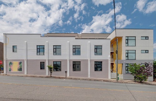 River District Apartment | The Hive 102 King Balcony Pet Friendly by BlueStar