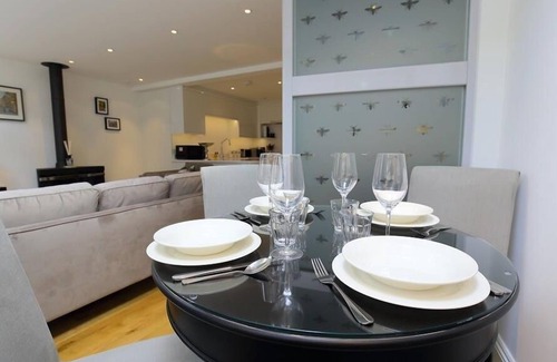 Stow-on-the-Wold House | THE HIVE, family friendly in Stow-On-The-Wold