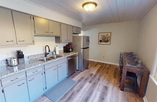 Logan Cottage | The Hocking Cottage: WiFi/Hot Tub/Arcades/Fire Pit/Streaming Tv: On 10 Acres